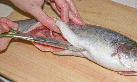 Memotong ikan dengan berhati-hati pada papan pemotong peribadi akan melindungi daripada serangan parasit