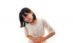 Sakit perut pada seorang gadis dengan kerosakan cacing