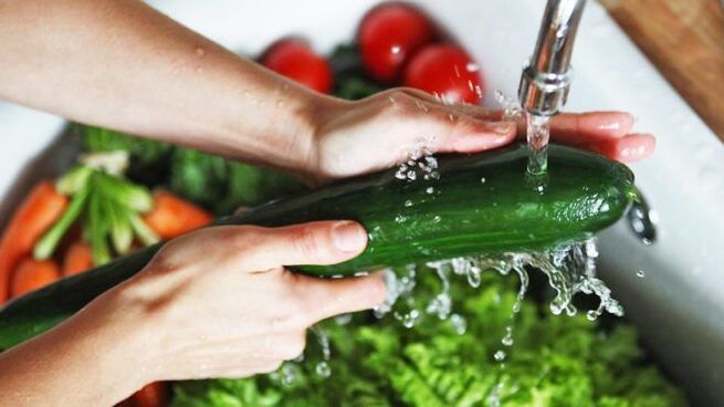 mencuci sayur-sayuran untuk mengelakkan jangkitan parasit protozoa